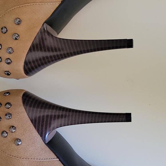 NWOT - LUICHINY w/so much detail Bootie - Picture 4 of 11